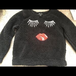 Black sweater pull over w lips & mascara eyes M